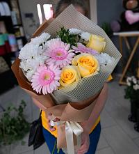 Букет цветов из:  Герберы, Розы и Хризантемы в Петропавловской Краснодарского края
