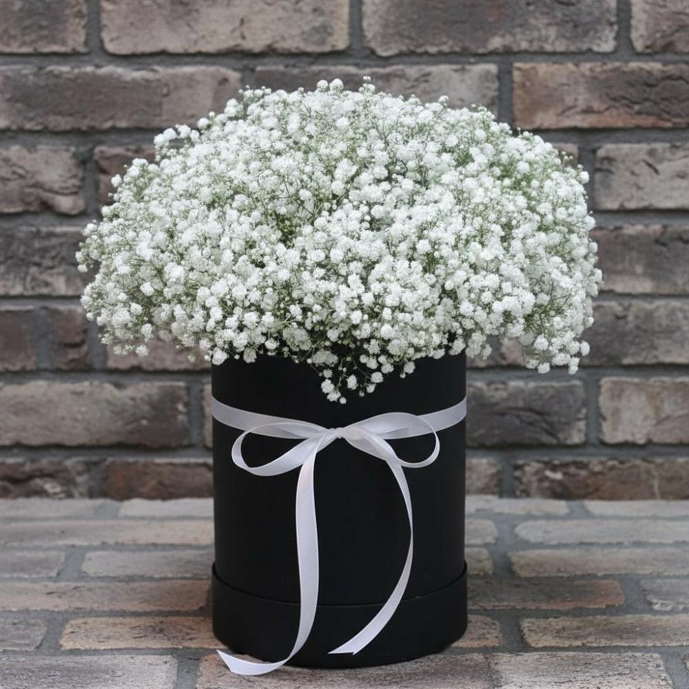 Цветочная композиция из Гипсофила в шляпной коробке в Петропавловской Краснодарского края