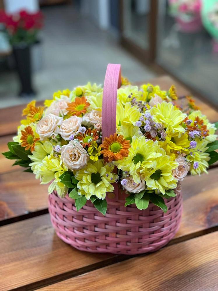 Цветочная композиция из Хризантемы и Розы в корзине в Петропавловской Краснодарского края