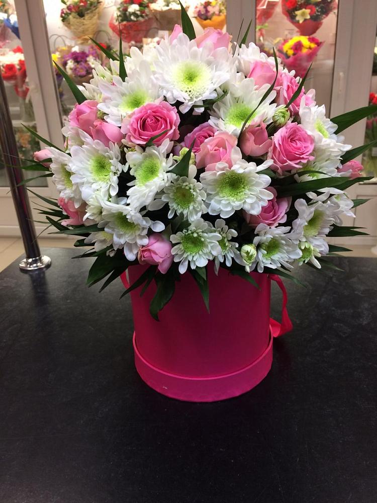 Цветочная композиция из Розы и Хризантемы в шляпной коробке в Петропавловской Краснодарского края