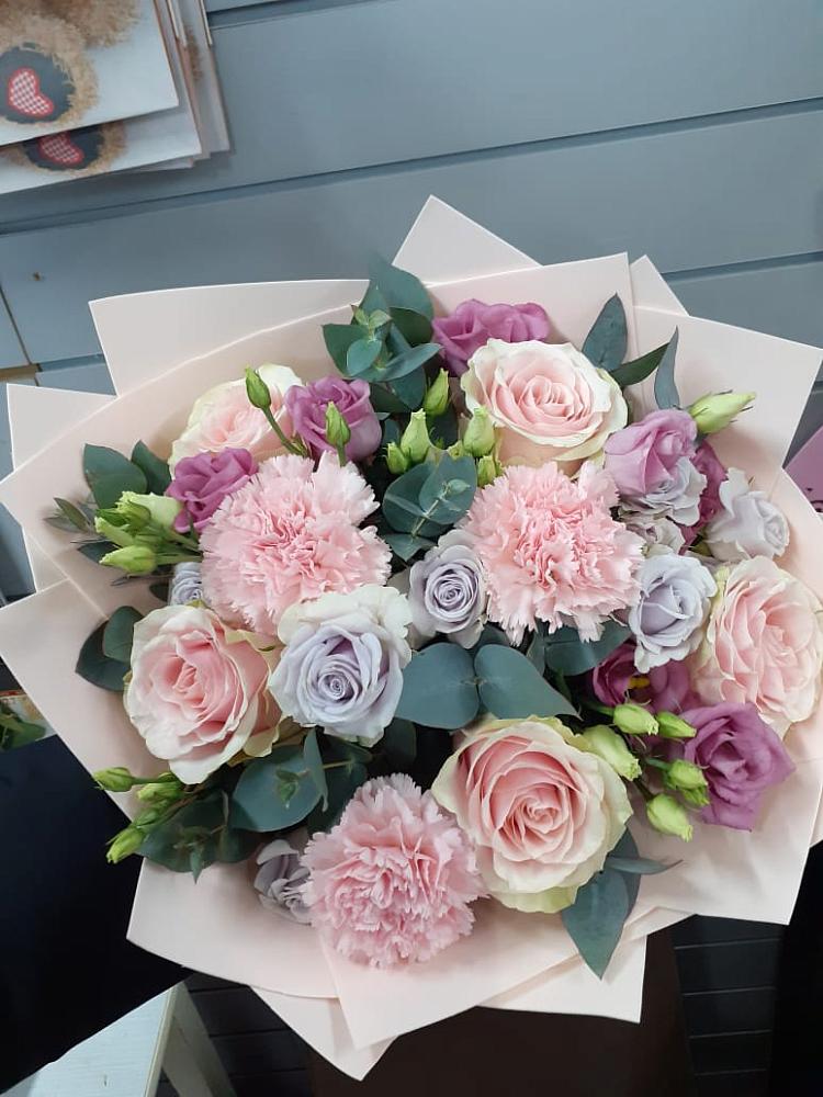 Букет цветов из: Розы, Гвоздики и Лизиантусы в Петропавловской Краснодарского края