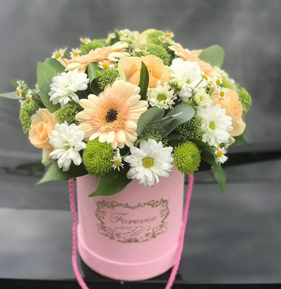 Цветочная композиция из Розы, Герберы и Хризантемы в шляпной коробке в Петропавловской Краснодарского края