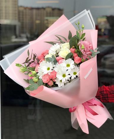 Букет цветов из: Розы, Лизиантусы и Хризантемы в Петропавловской Краснодарского края