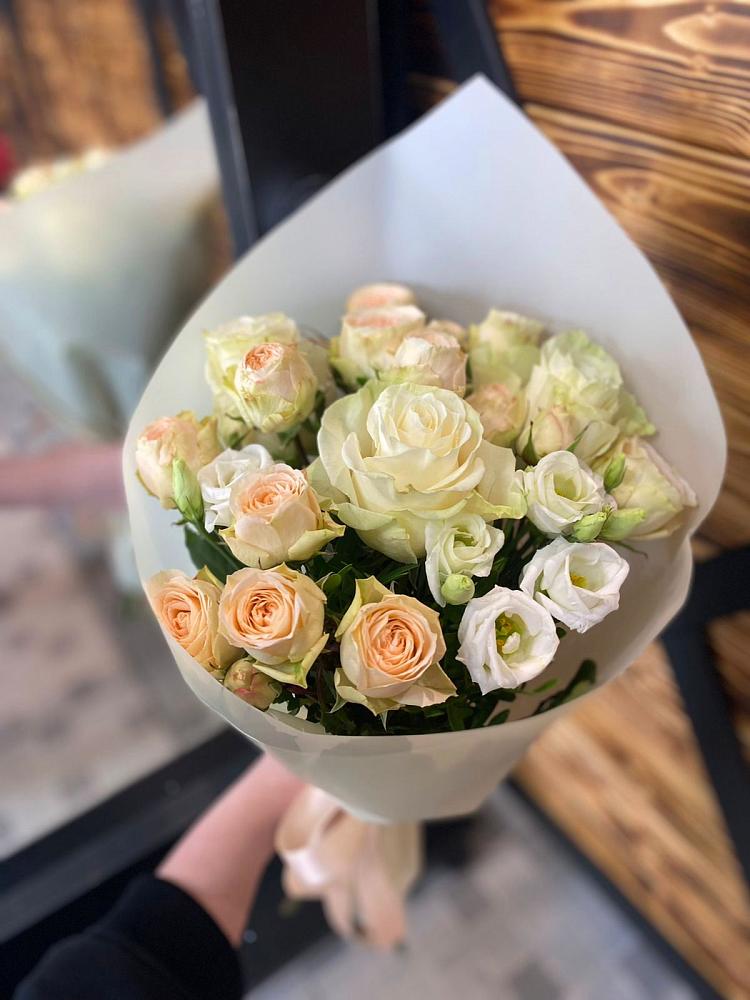 Букет цветов из: Розы и Лизиантусы в Петропавловской Краснодарского края